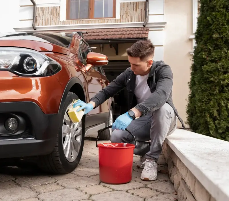 Lavage auto à domicile Lescure : professionnel intervenant sur un véhicule
